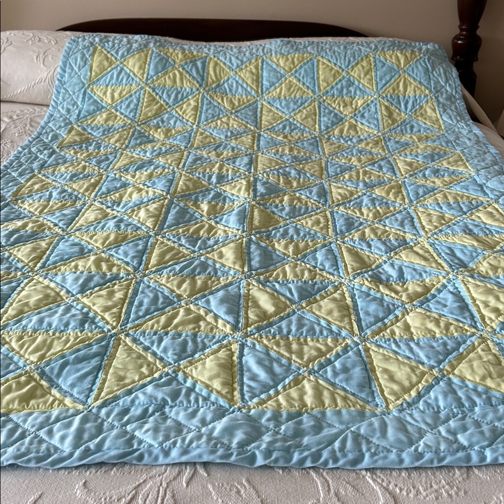 Crib quilt, handmade and hand quilted - Picture 2 of 6